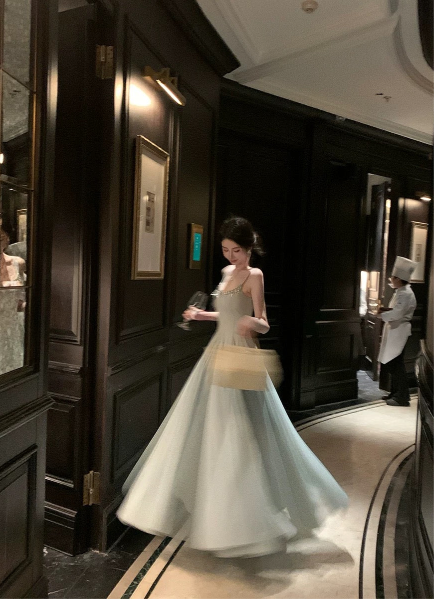 米兰印象 高端水钻链大裙摆连衣裙 Milan-Inspired High-End Rhinestone Chain Dress with a Full Skirt