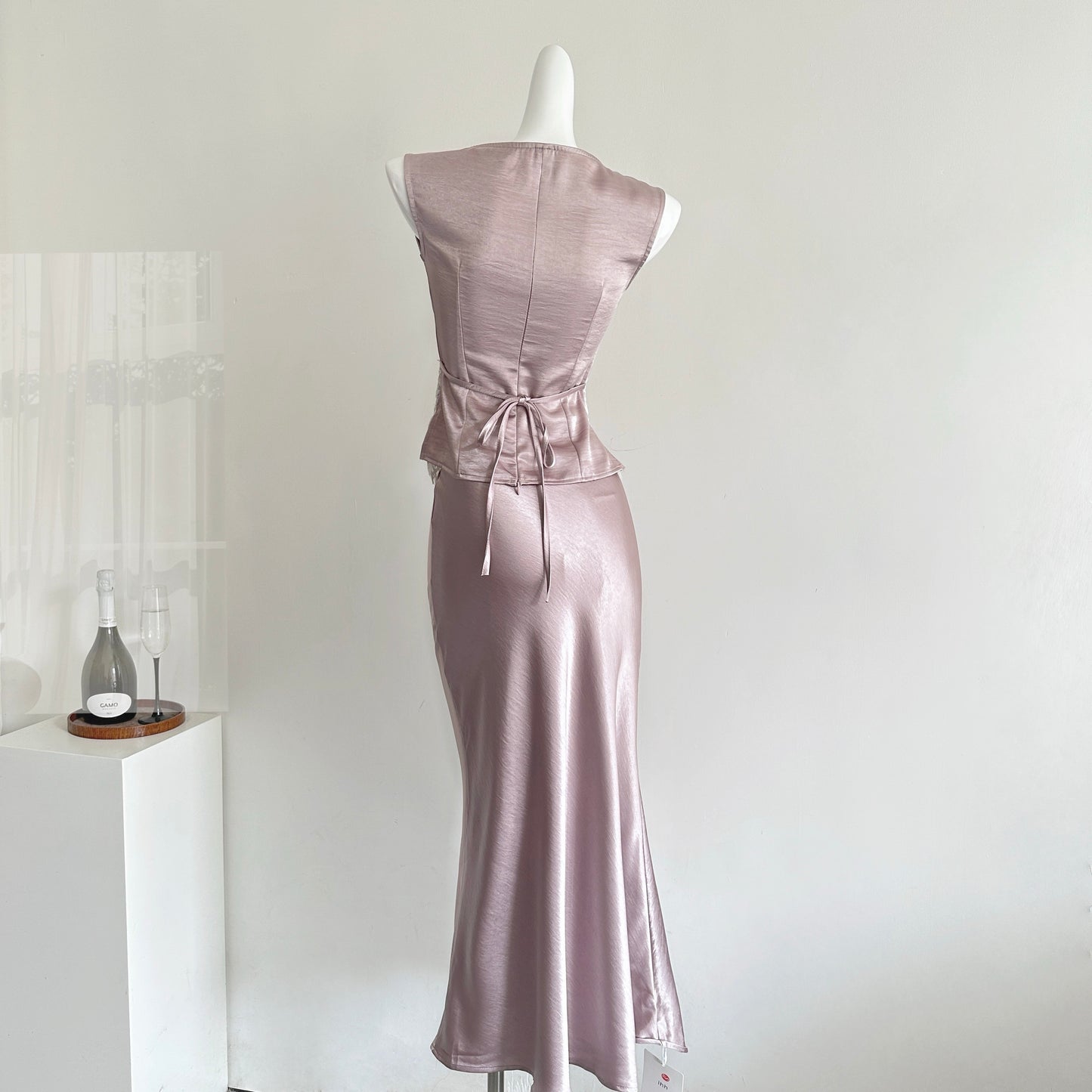 万里可期 无袖荡领蕾丝上衣/鱼尾半裙 Sleeveless Drape-Neck Lace Top / Mermaid Skirt