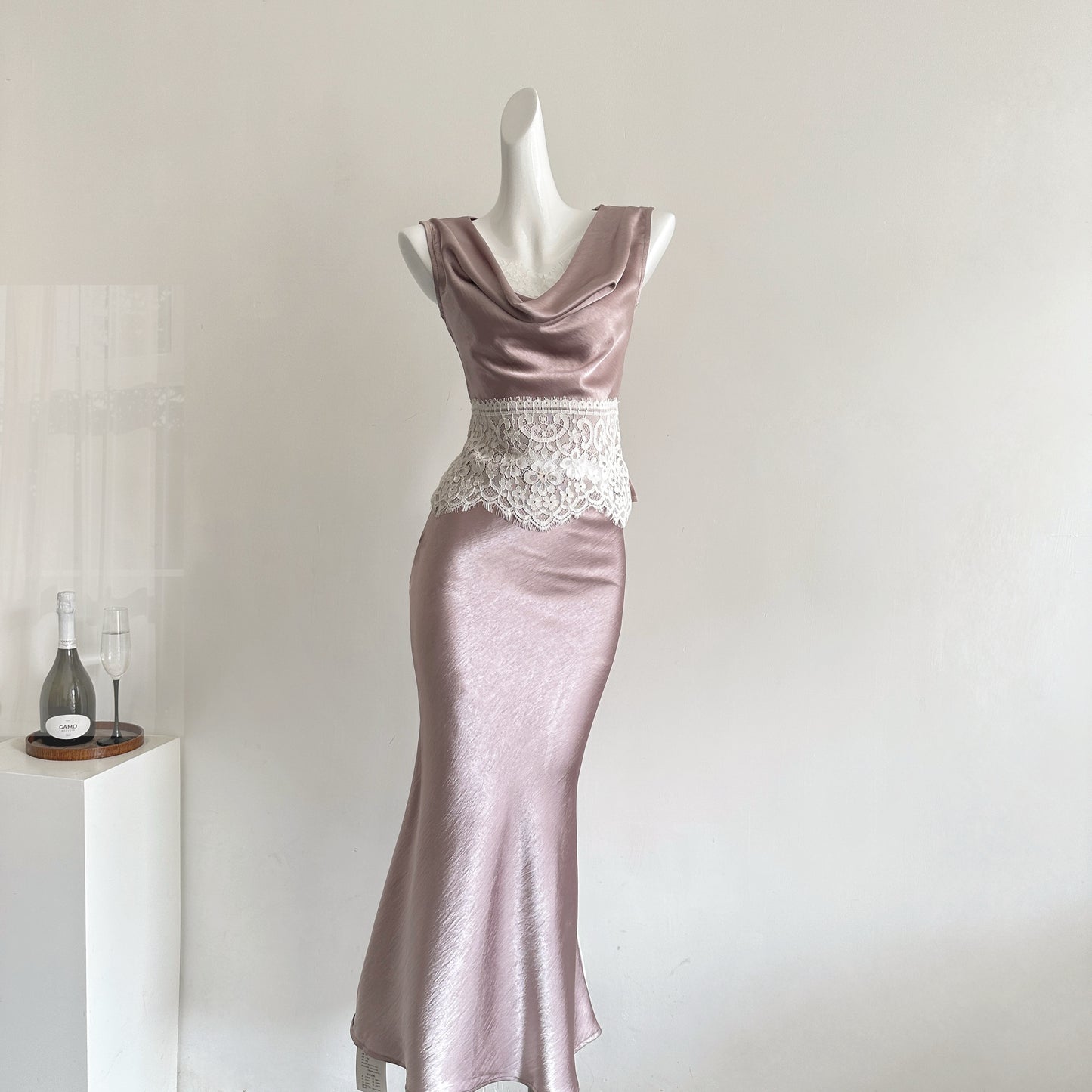 万里可期 无袖荡领蕾丝上衣/鱼尾半裙 Sleeveless Drape-Neck Lace Top / Mermaid Skirt