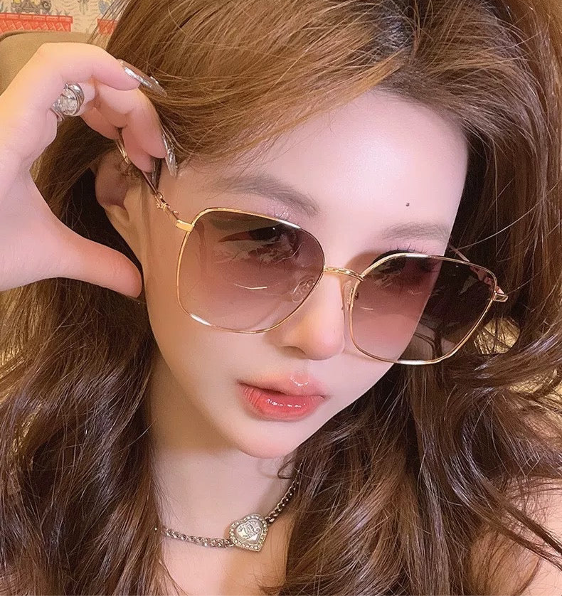 茶色渐变 金框时尚大框墨镜 Brown Gradient Oversized Sunglasses with Gold Frame