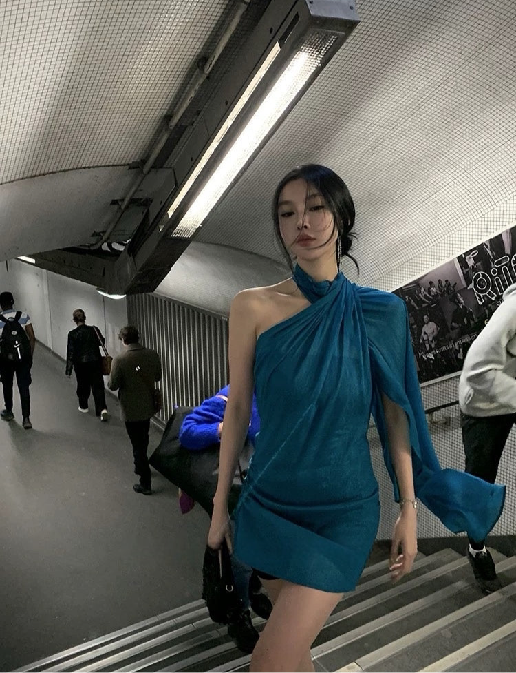 塞纳风信 流光蓝挂脖露肩连衣裙 Seine Breeze Iridescent Blue Halter Off-Shoulder Dress