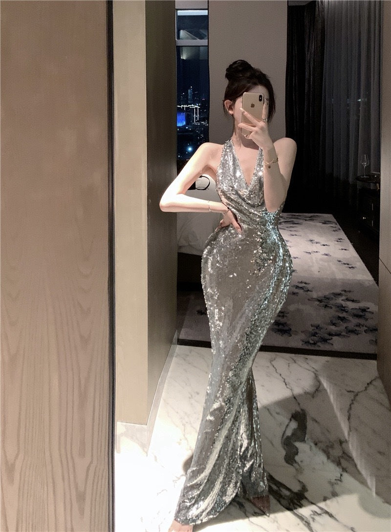 银秋佳人 - 高级感晚宴银色亮片挂脖连衣裙 High-End Evening Silver Sequin Halterneck Dress