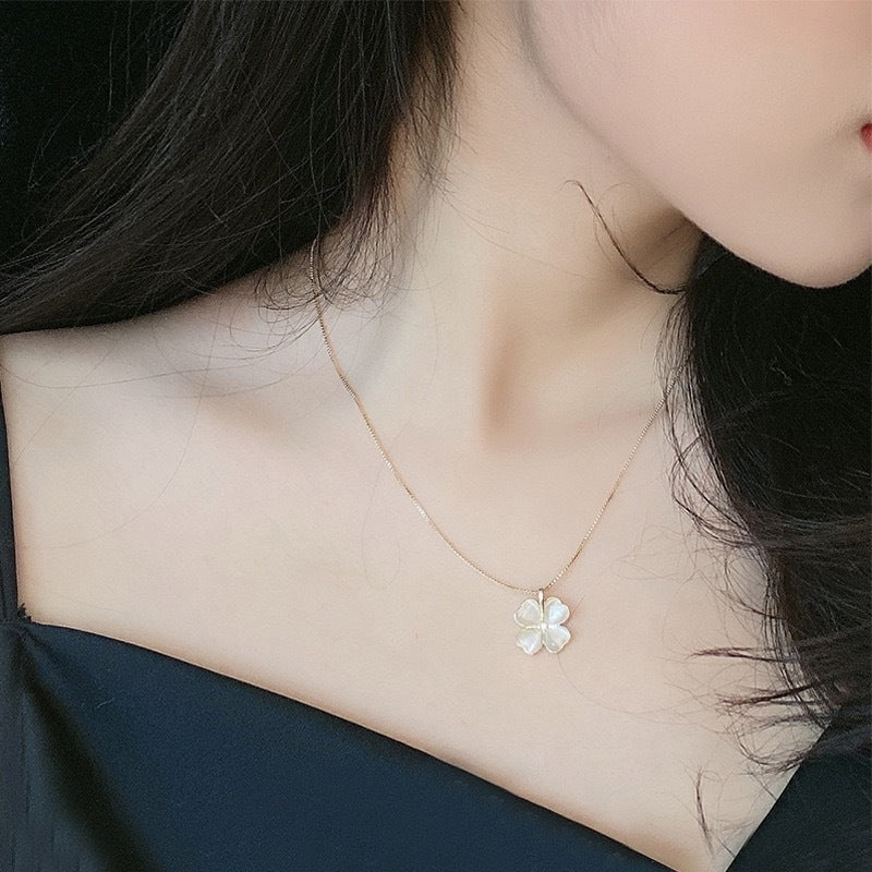 花语韩园 - 高级感四叶猫眼石项链/锁骨链 Huayu Korean Garden Premium Four-Leaf Cat's Eye Stone Necklace/Collarbone Chain