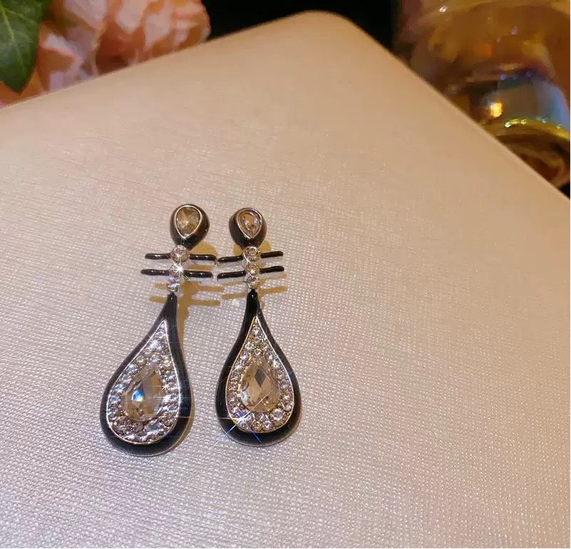 古韵黑琵琶 国风民族风典雅耳环 Elegant Black Pipa Earrings with Traditional Chinese Ethnic Style