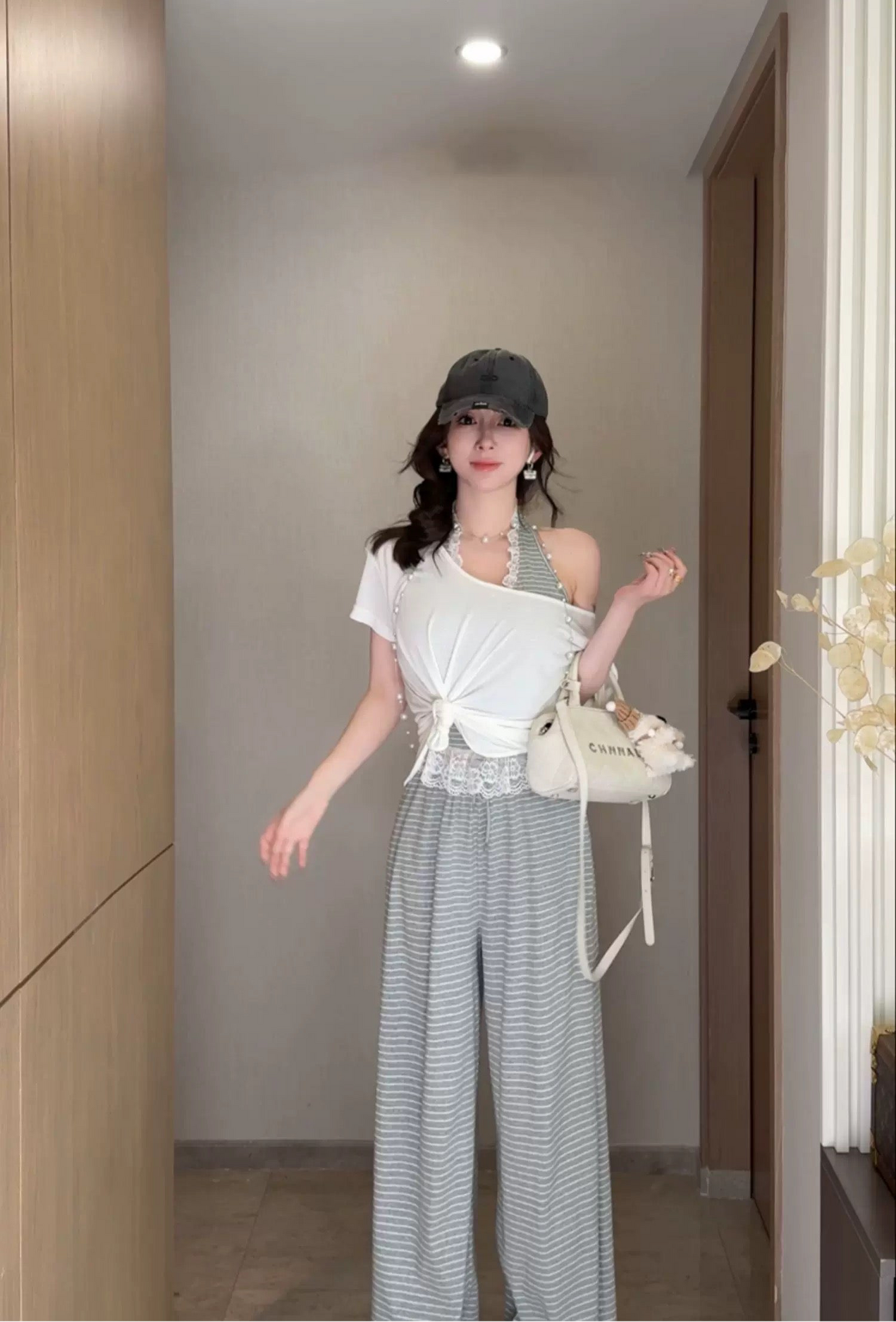 条纹风格 时尚的挂脖蕾丝休闲套装 Striped Style Fashion Halter Lace Casual Set