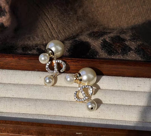 小香风CD 闪锆珠珠吊坠字母耳环 Chanel-Inspired CD Zircon Beaded Letter Pendant Earrings