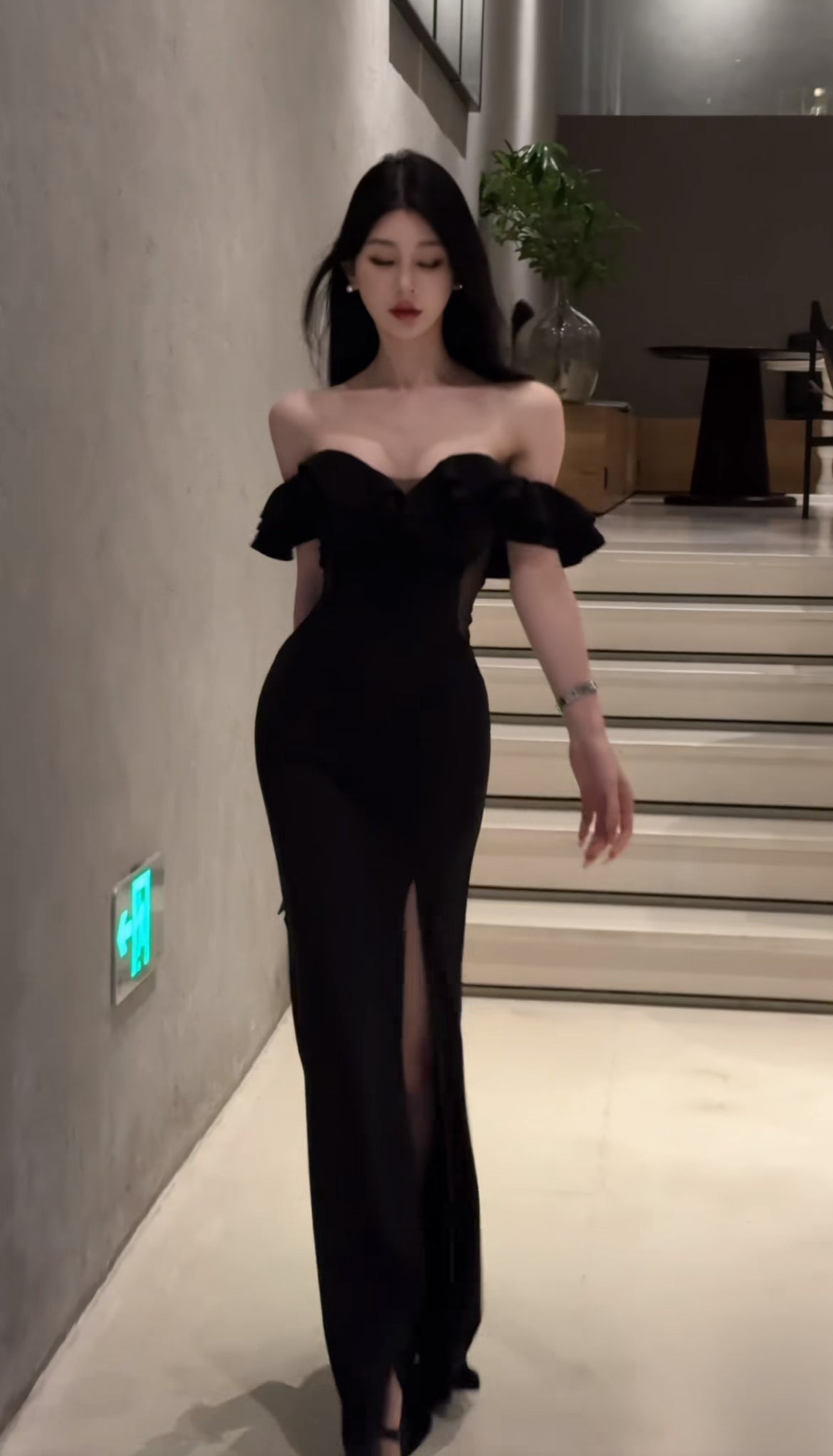 玫瑰苏州 露腰荷叶一字肩连衣裙 Rose Suzhou Off-Shoulder Dress with Cut-Out Waist and Ruffled Details