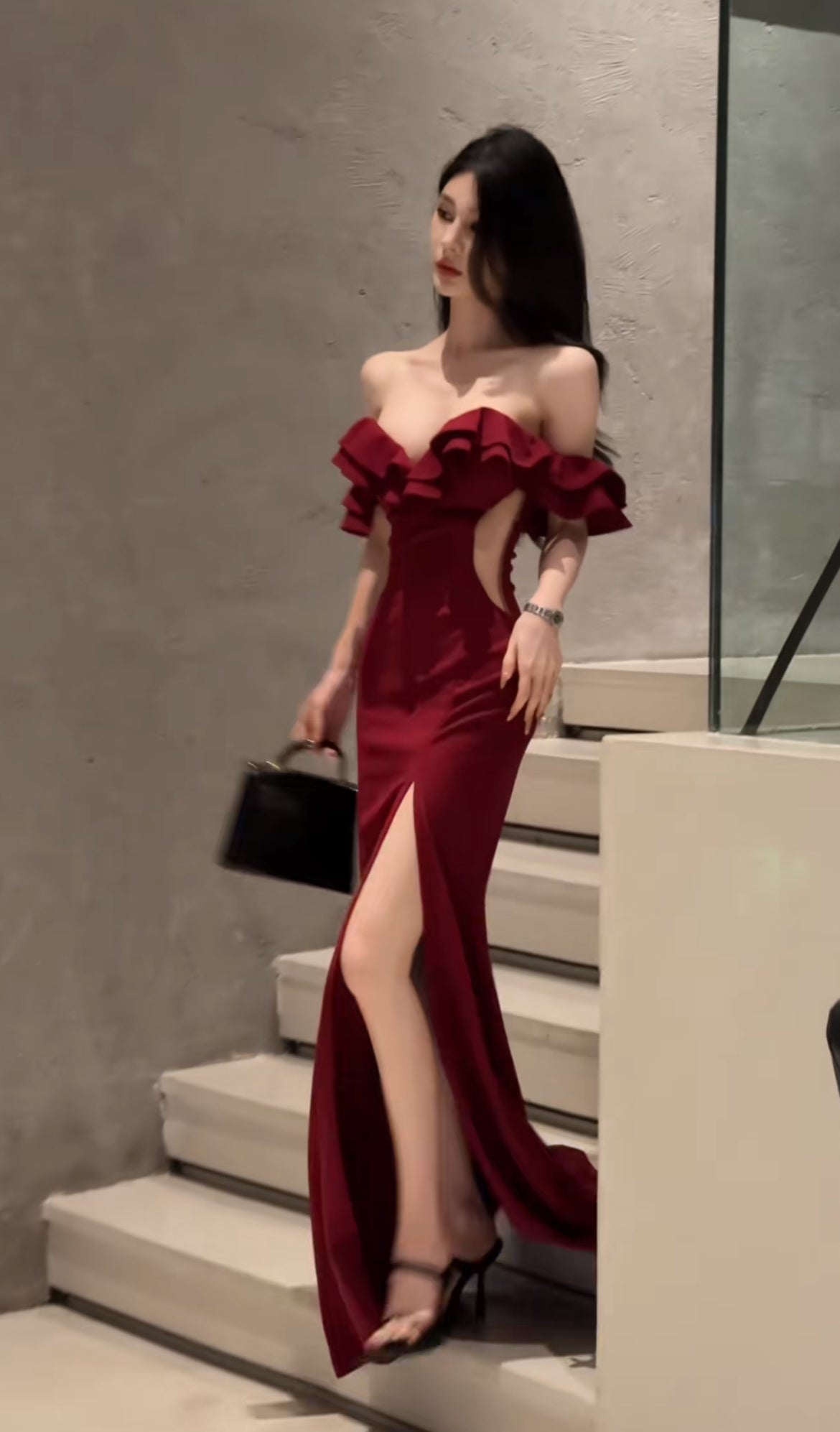 玫瑰苏州 露腰荷叶一字肩连衣裙 Rose Suzhou Off-Shoulder Dress with Cut-Out Waist and Ruffled Details