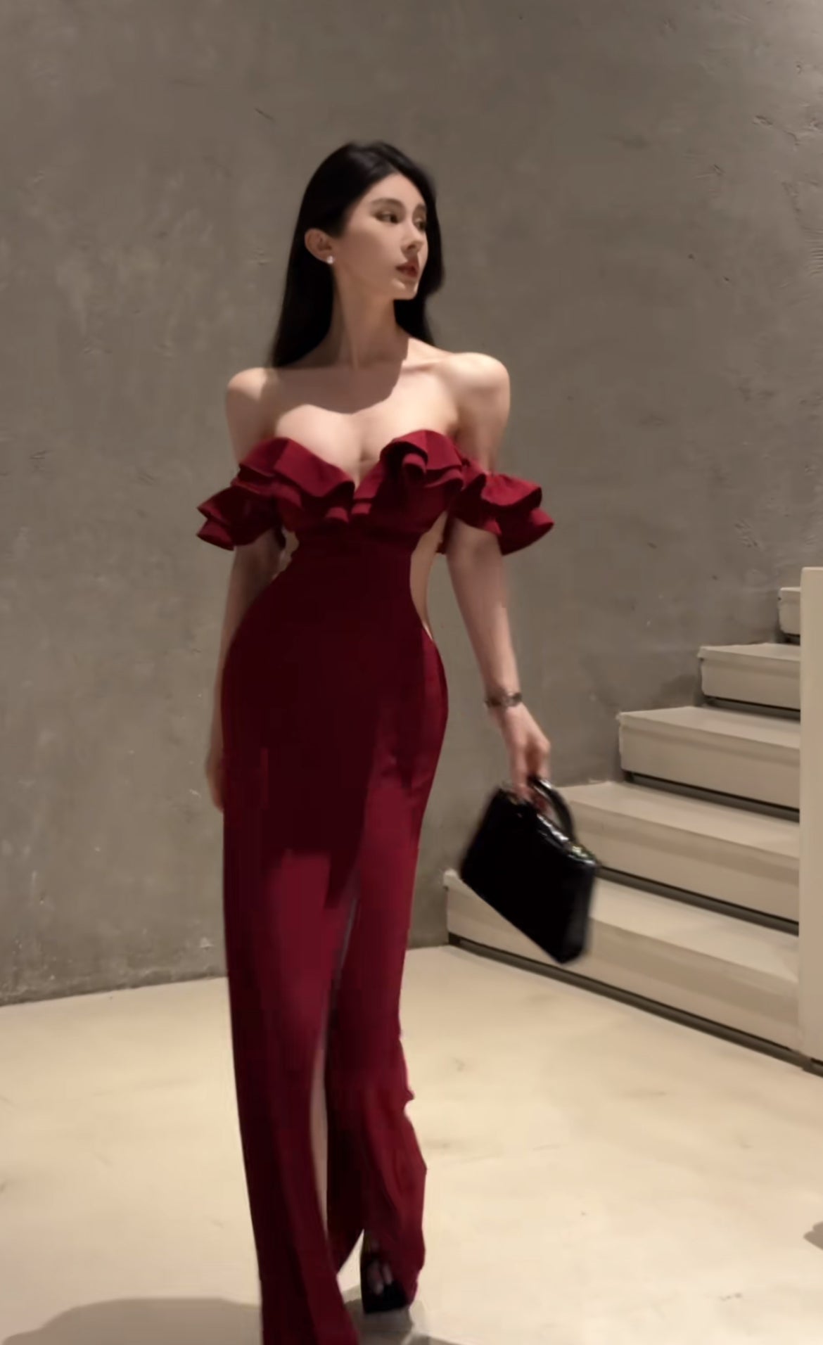 玫瑰苏州 露腰荷叶一字肩连衣裙 Rose Suzhou Off-Shoulder Dress with Cut-Out Waist and Ruffled Details