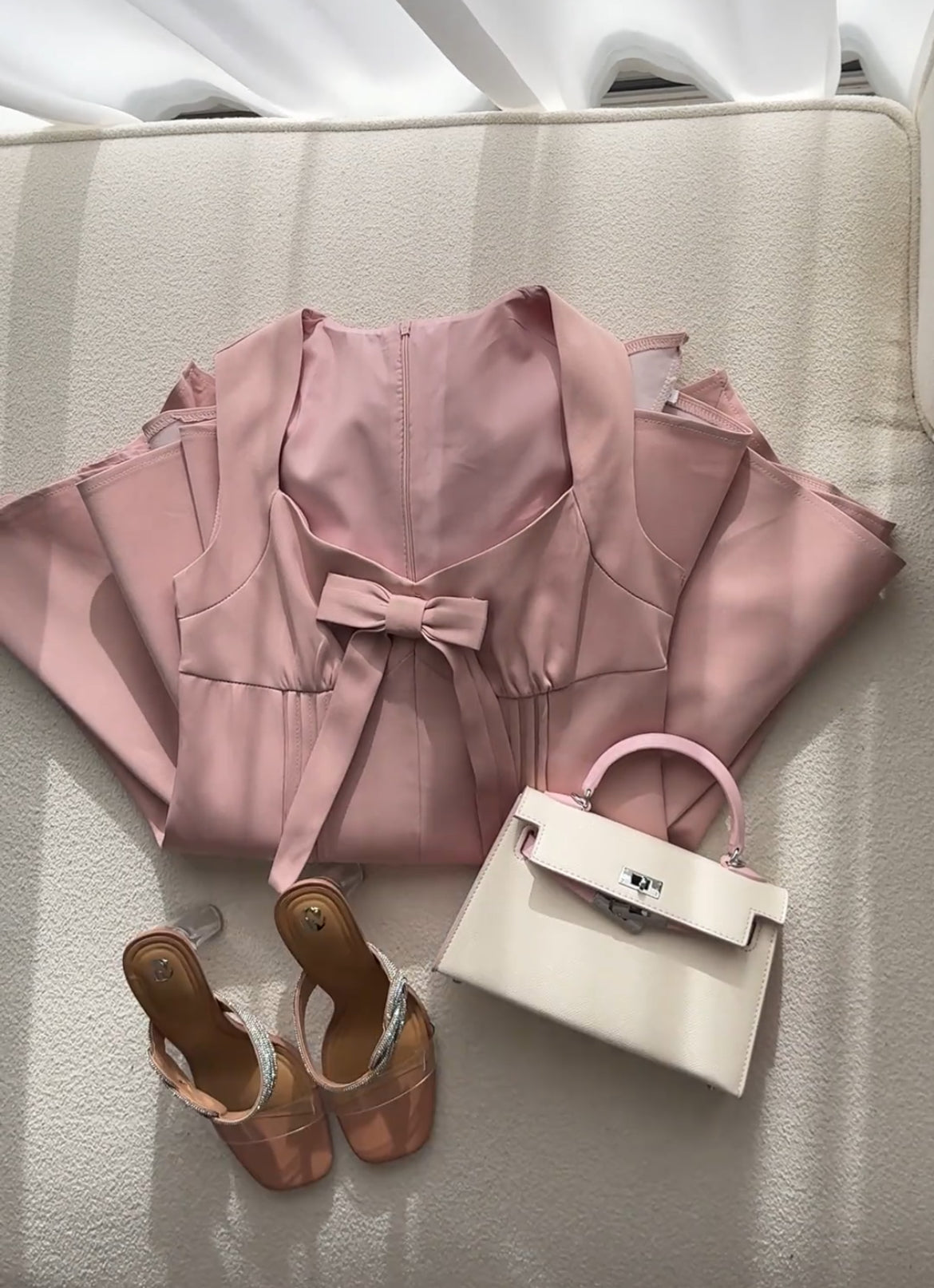 谜笛公主裙 甜美蝴蝶结收腰大裙摆连衣裙 英文翻译 MIDI Princess Dress with Sweet Bow Waist and Full Skirt