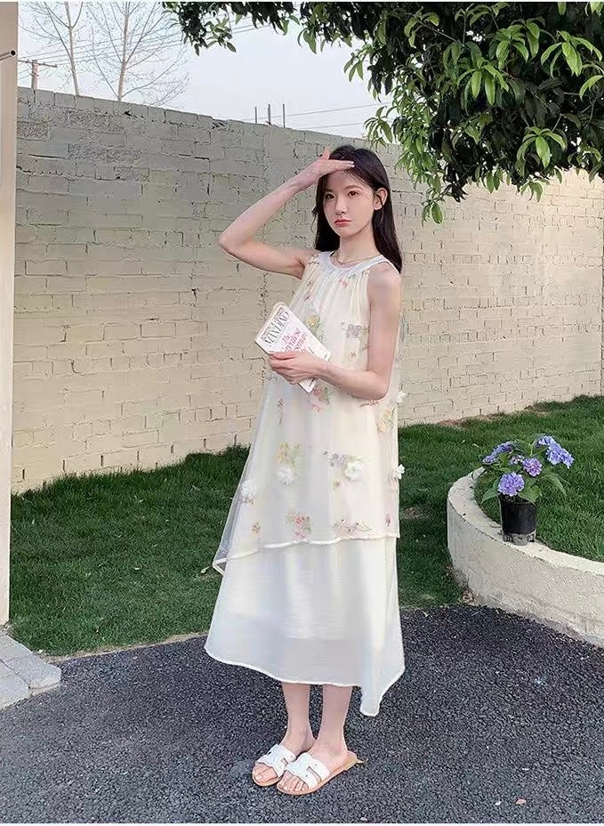 夏日花海 挂脖少女感碎花连衣裙 Summer Floral Halter Dress with a Youthful Touch