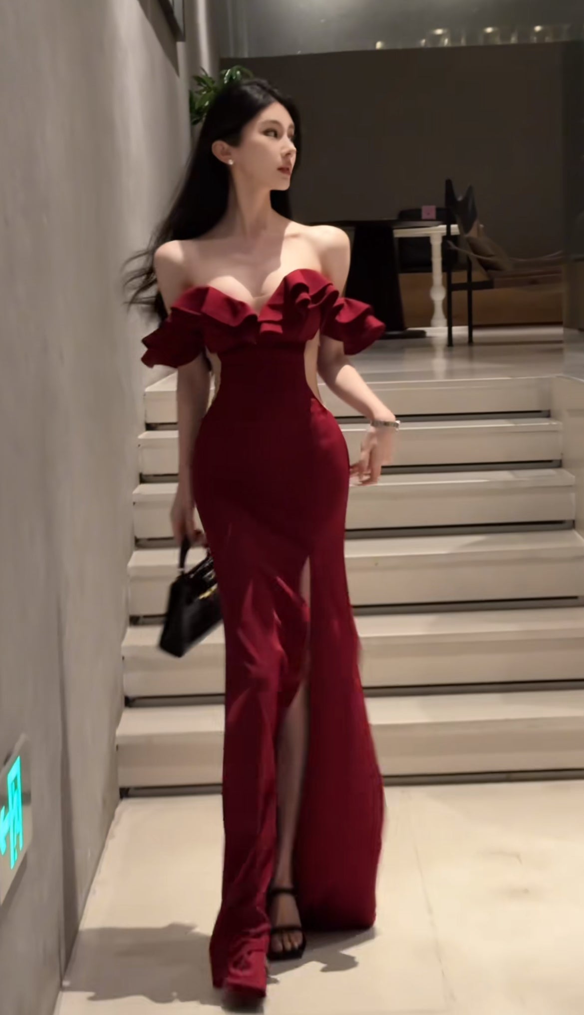 玫瑰苏州 露腰荷叶一字肩连衣裙 Rose Suzhou Off-Shoulder Dress with Cut-Out Waist and Ruffled Details