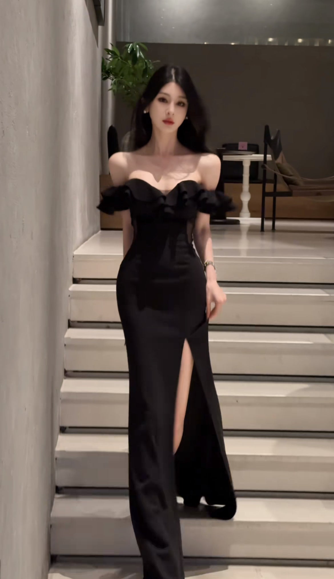 玫瑰苏州 露腰荷叶一字肩连衣裙 Rose Suzhou Off-Shoulder Dress with Cut-Out Waist and Ruffled Details