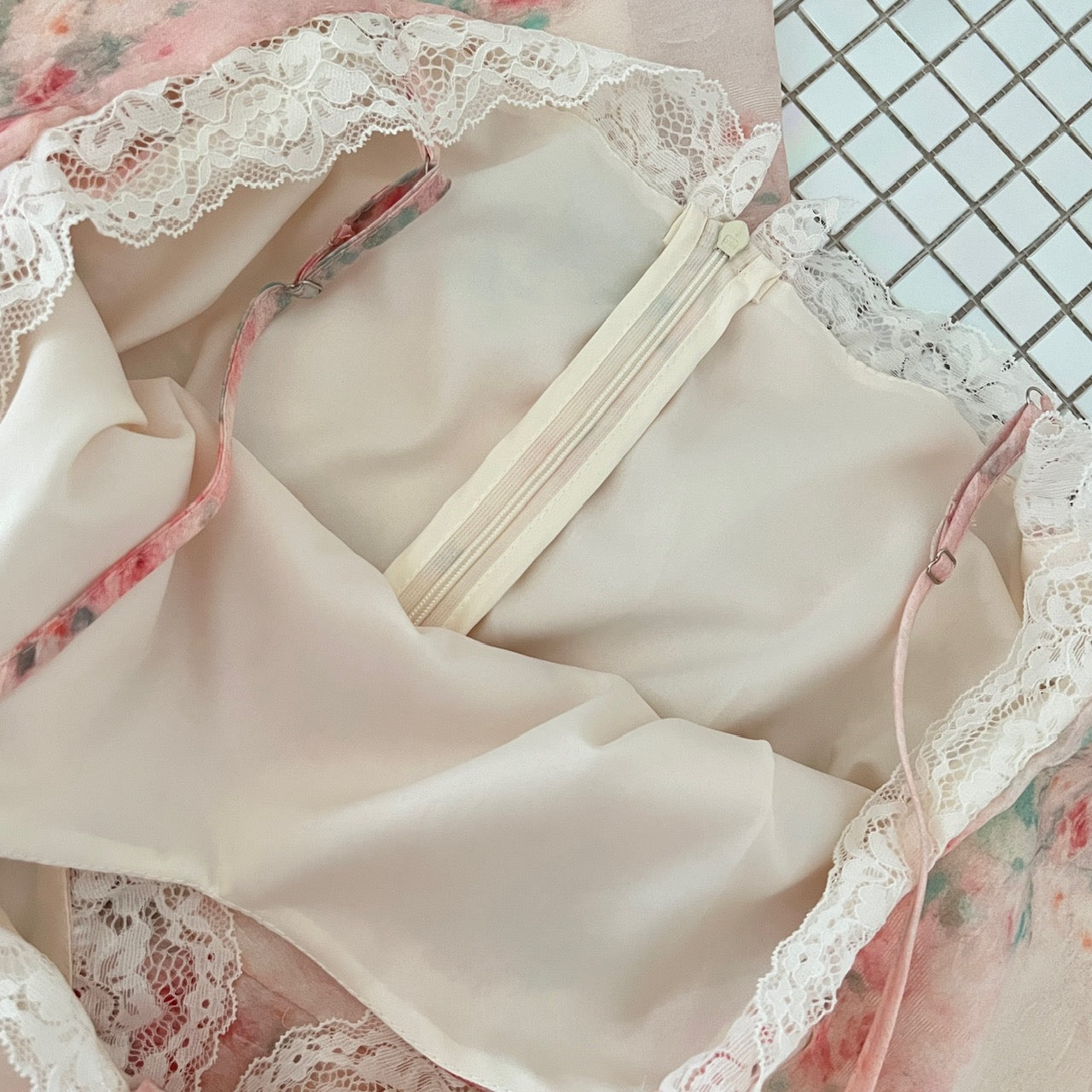 晨曦沁芳 气质浪漫碎花连衣裙 Morning Dew Floral Dress – Elegant & Romantic Style