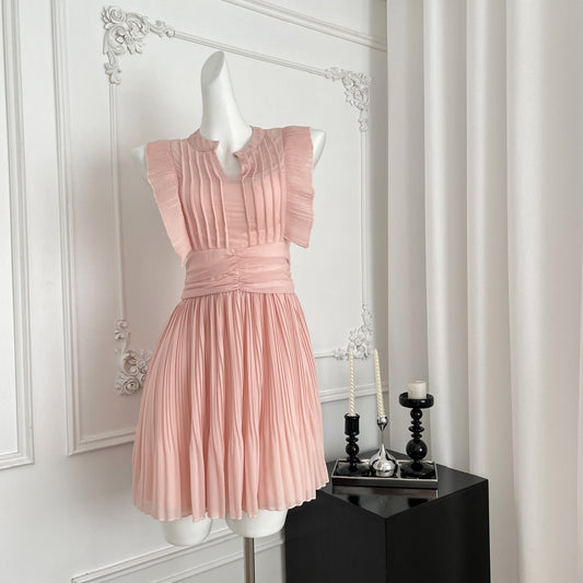 天鹅苏雪 雪纺无袖粉色温柔连衣裙 Swan Su Xue – Sleeveless Pink Chiffon Dress with Soft Elegance