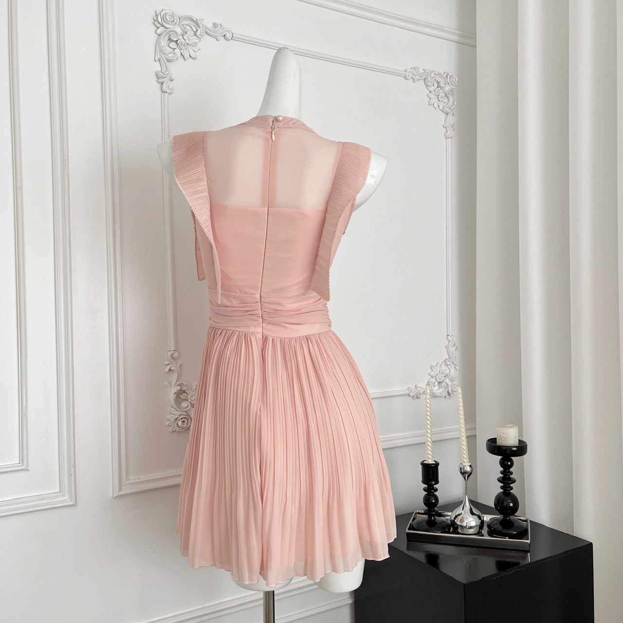 天鹅苏雪 雪纺无袖粉色温柔连衣裙 Swan Su Xue – Sleeveless Pink Chiffon Dress with Soft Elegance