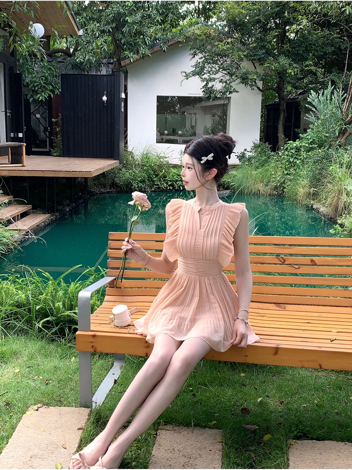 天鹅苏雪 雪纺无袖粉色温柔连衣裙 Swan Su Xue – Sleeveless Pink Chiffon Dress with Soft Elegance