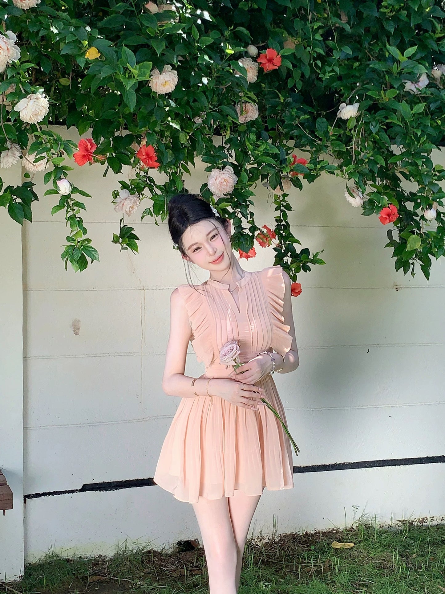天鹅苏雪 雪纺无袖粉色温柔连衣裙 Swan Su Xue – Sleeveless Pink Chiffon Dress with Soft Elegance