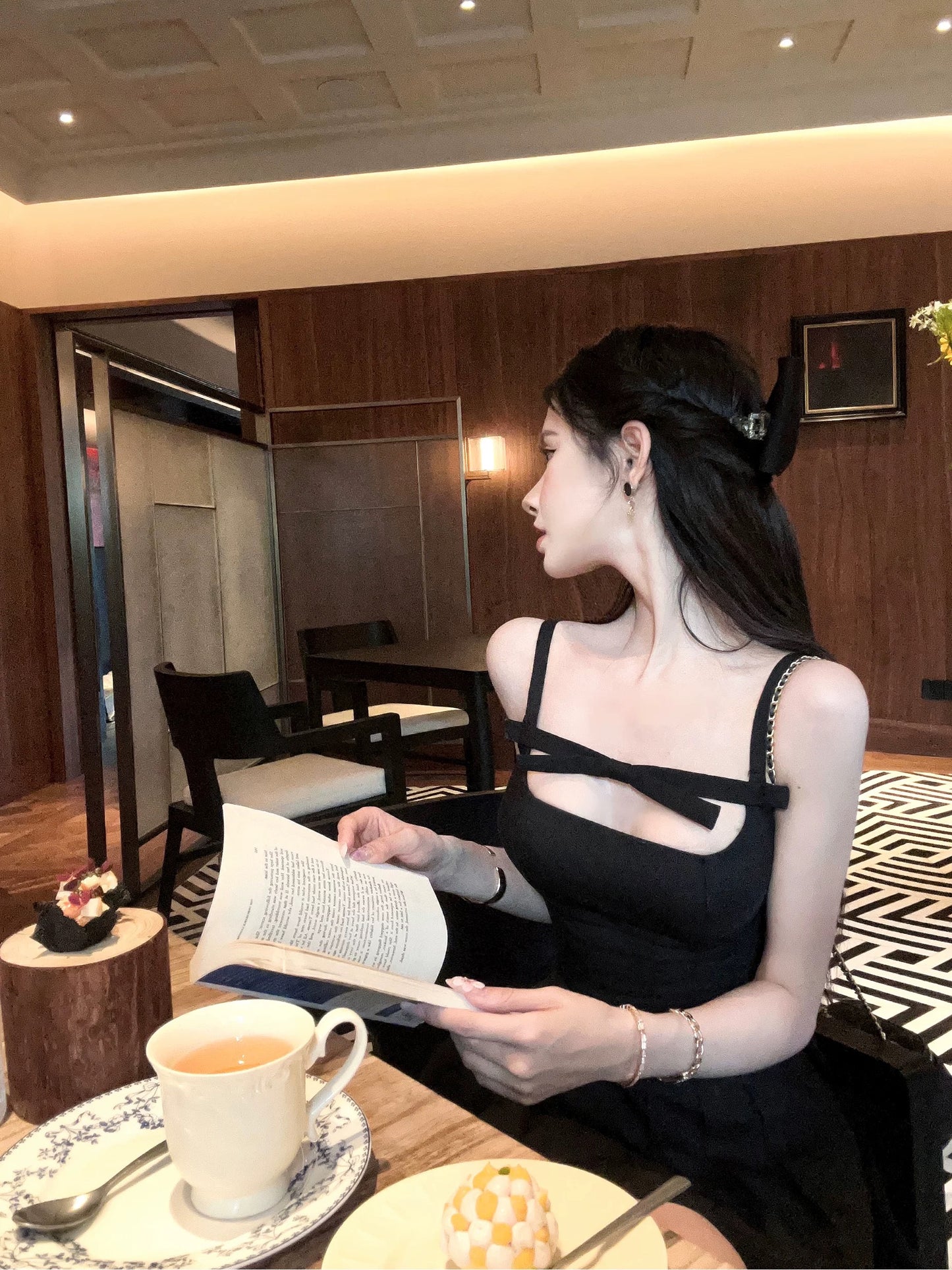 精品美人 法式性感a字裙收腰连衣裙 Elegant Beauty French-Style Sexy A-Line Waist-Cinching Dress