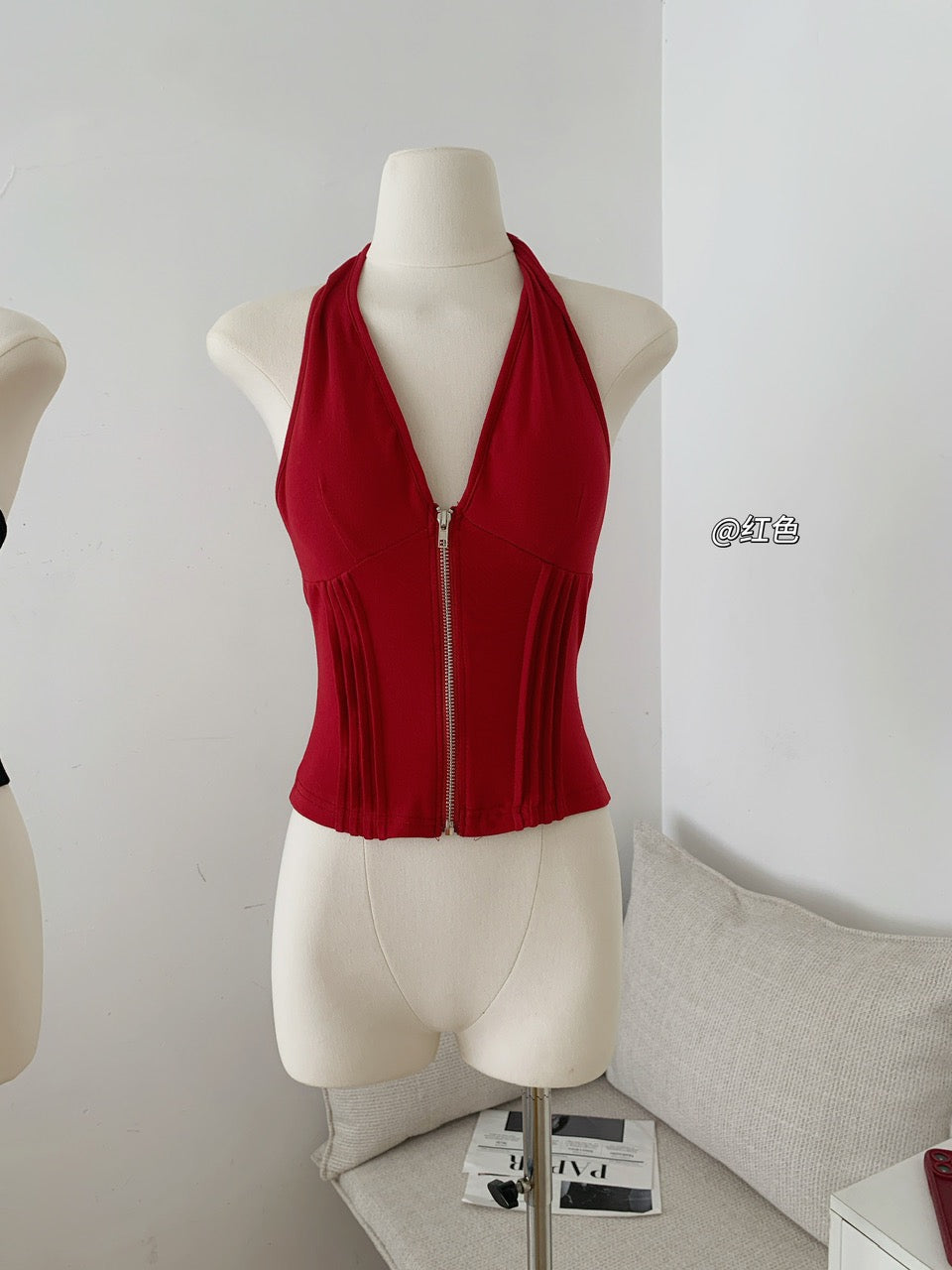 LikeJennie V领挂脖鱼骨带胸垫上衣 LikeJennie V-neck Halter Top with Boning and Built-in Padding