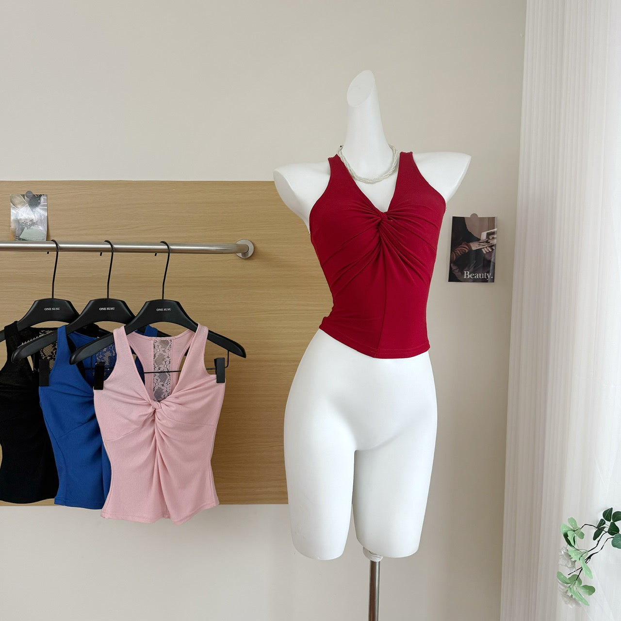 热辣buff 设计感V领扭结无袖上衣 Hot & Stylish V-Neck Twist Sleeveless Top