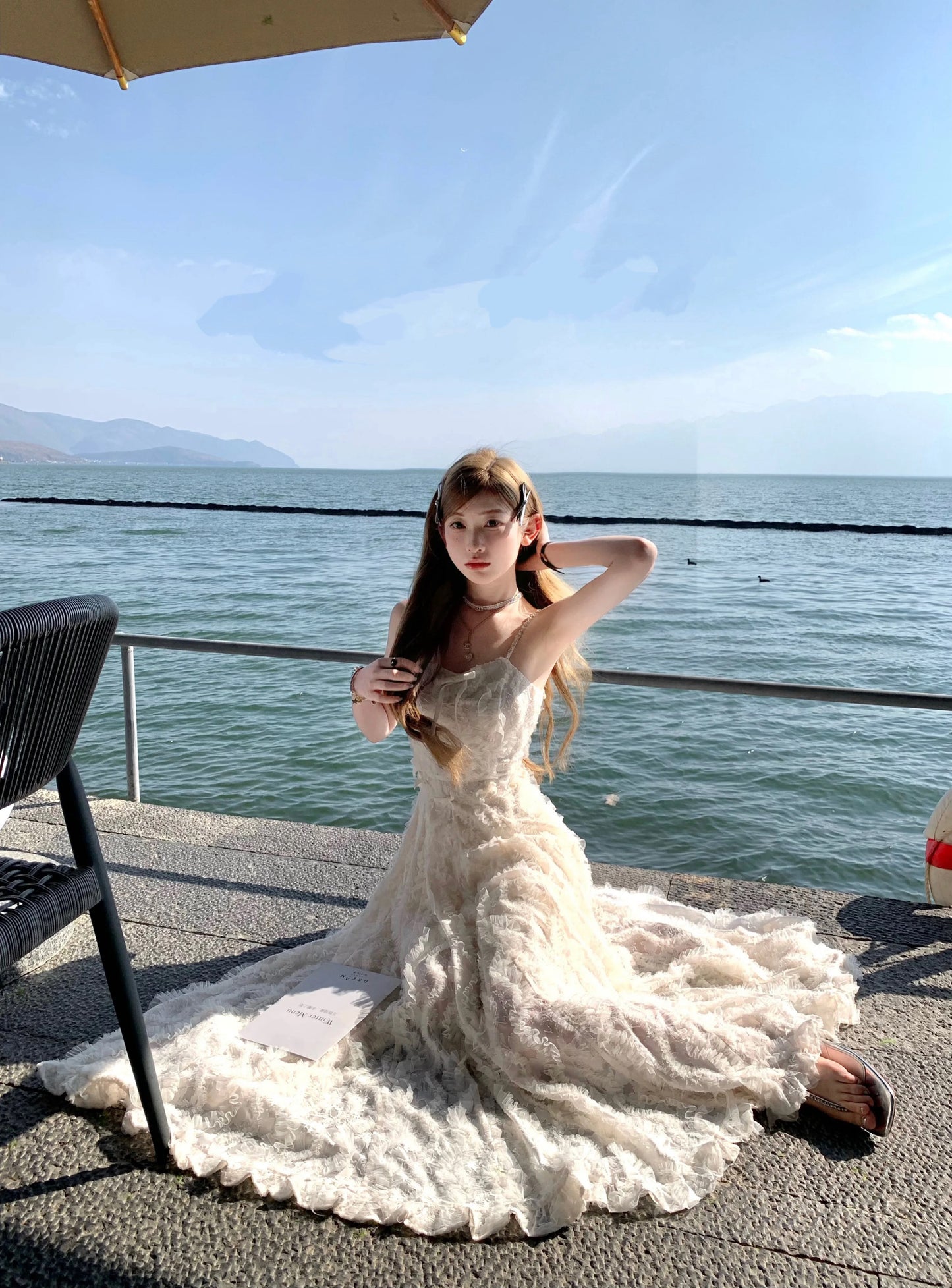 钻光白雀 原创泰兰德钻链羽毛连衣裙 Sparkling White Bird – Original Thailand-Inspired Rhinestone Chain Feather Dress