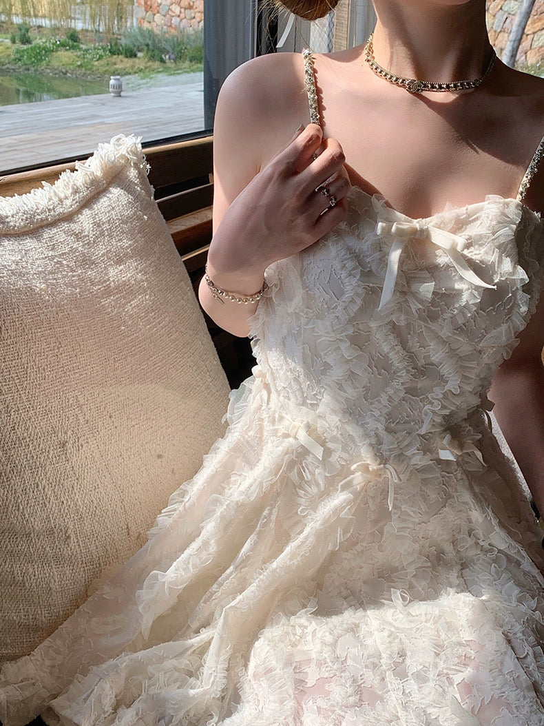 钻光白雀 原创泰兰德钻链羽毛连衣裙 Sparkling White Bird – Original Thailand-Inspired Rhinestone Chain Feather Dress