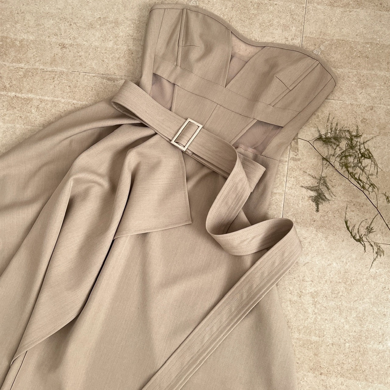 原则之上 时髦鱼骨镂空抹胸连衣裙 Above Principles – Fashion Boned Cut-Out Strapless Dress