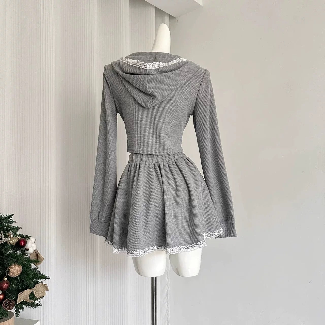韩团女高 假两件连帽卫衣+半裙套装 K-pop Schoolgirl Style Two-Piece Set: Layered-Look Hoodie with Skirt