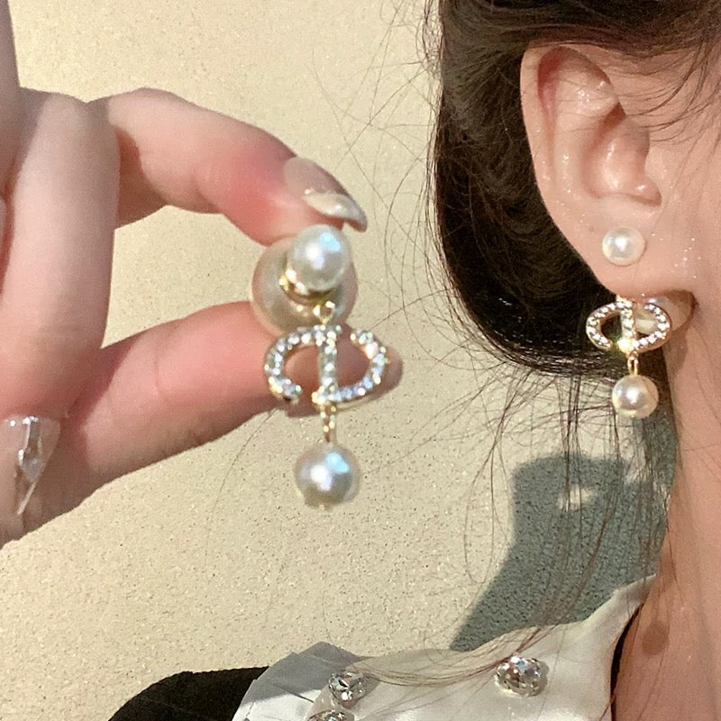 小香风CD 闪锆珠珠吊坠字母耳环 Chanel-Inspired CD Zircon Beaded Letter Pendant Earrings