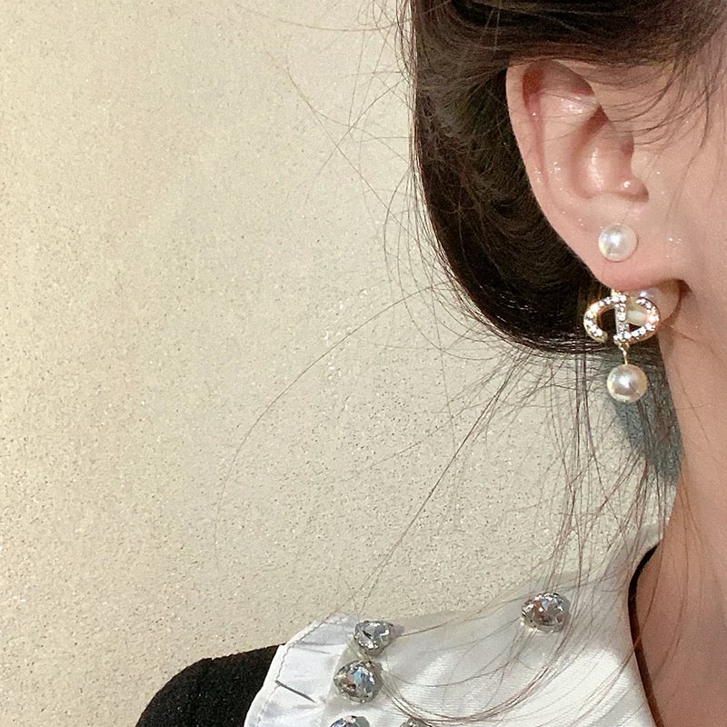 小香风CD 闪锆珠珠吊坠字母耳环 Chanel-Inspired CD Zircon Beaded Letter Pendant Earrings