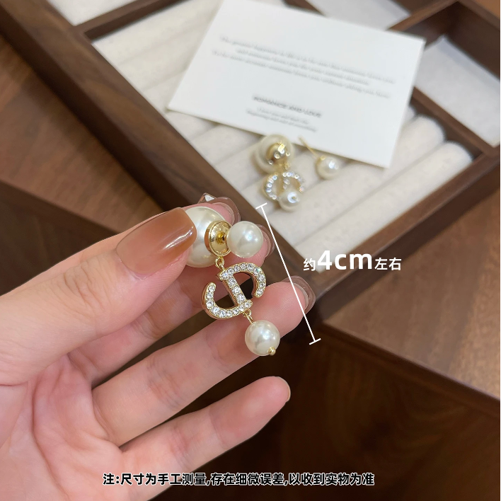 小香风CD 闪锆珠珠吊坠字母耳环 Chanel-Inspired CD Zircon Beaded Letter Pendant Earrings