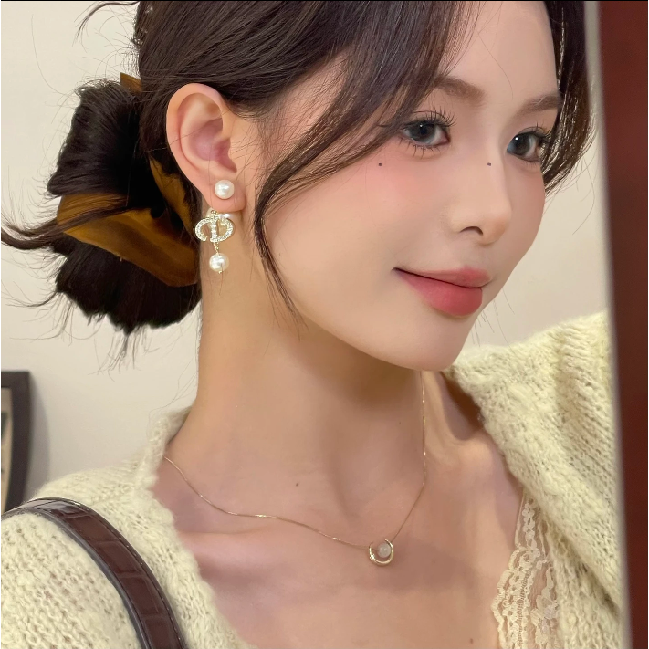 小香风CD 闪锆珠珠吊坠字母耳环 Chanel-Inspired CD Zircon Beaded Letter Pendant Earrings