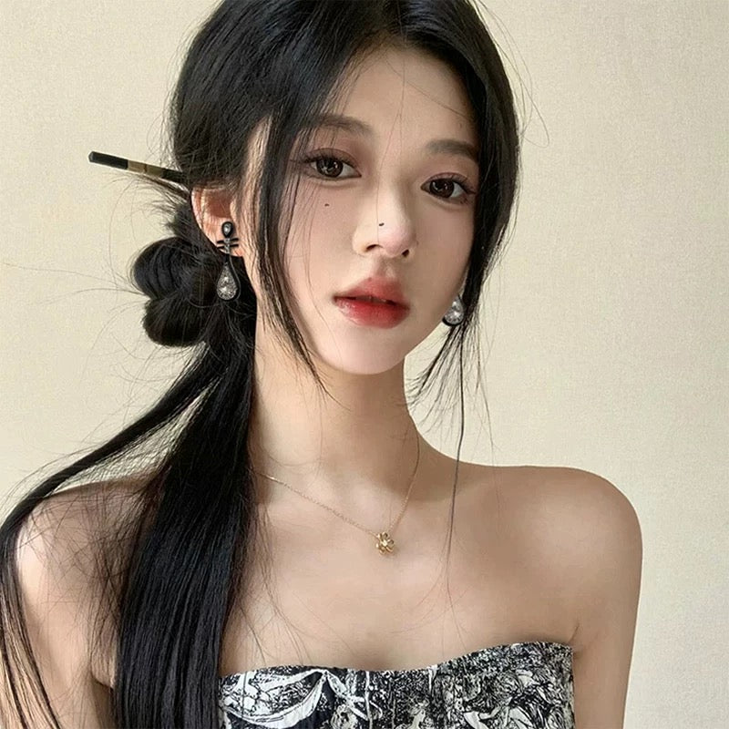古韵黑琵琶 国风民族风典雅耳环 Elegant Black Pipa Earrings with Traditional Chinese Ethnic Style