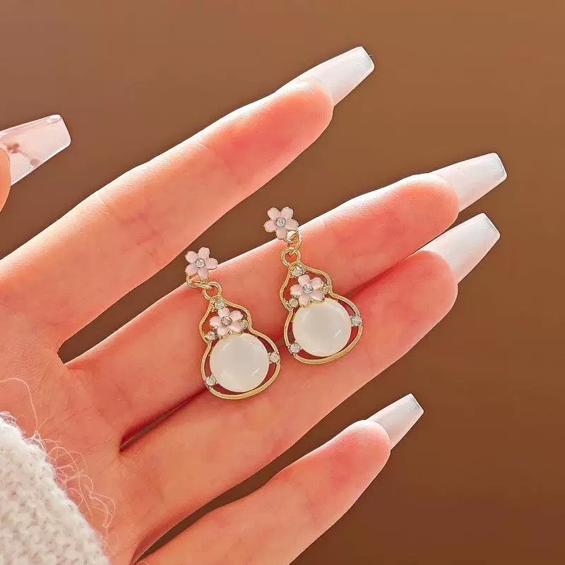 旺财葫芦 金色粉花气质耳环 Golden Gourd Earrings with Pink Floral Accents – Auspicious and Elegant
