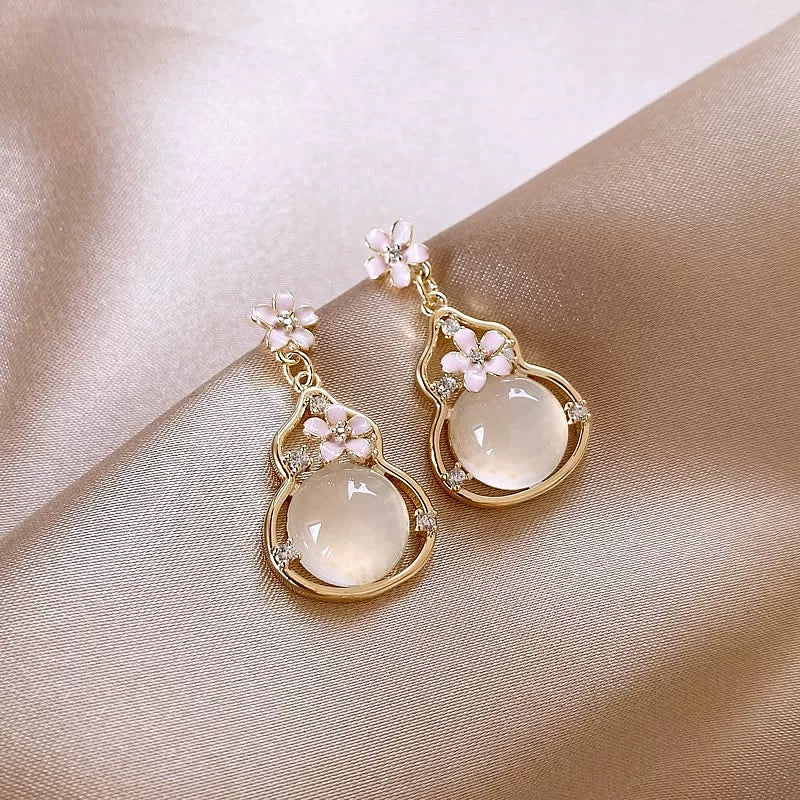 旺财葫芦 金色粉花气质耳环 Golden Gourd Earrings with Pink Floral Accents – Auspicious and Elegant