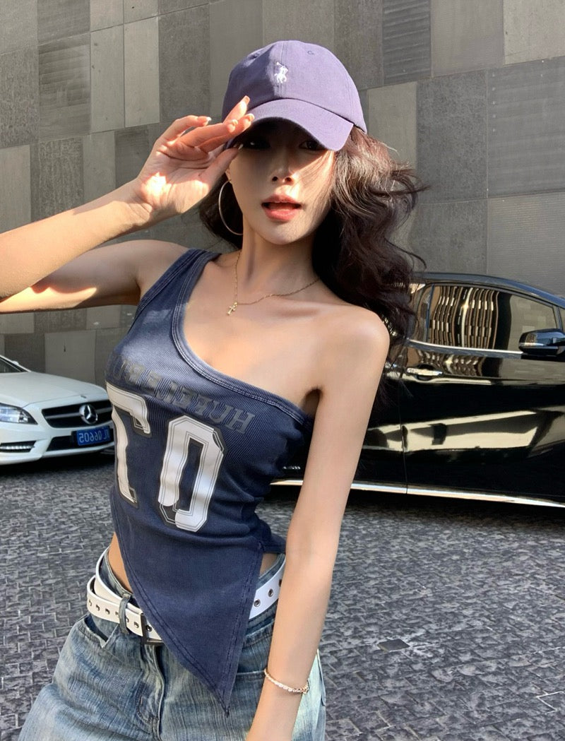 辣妹潜规则 美式辣妹斜肩不规则上衣 Hot Girl Code Asymmetric Off-Shoulder American-Style Top