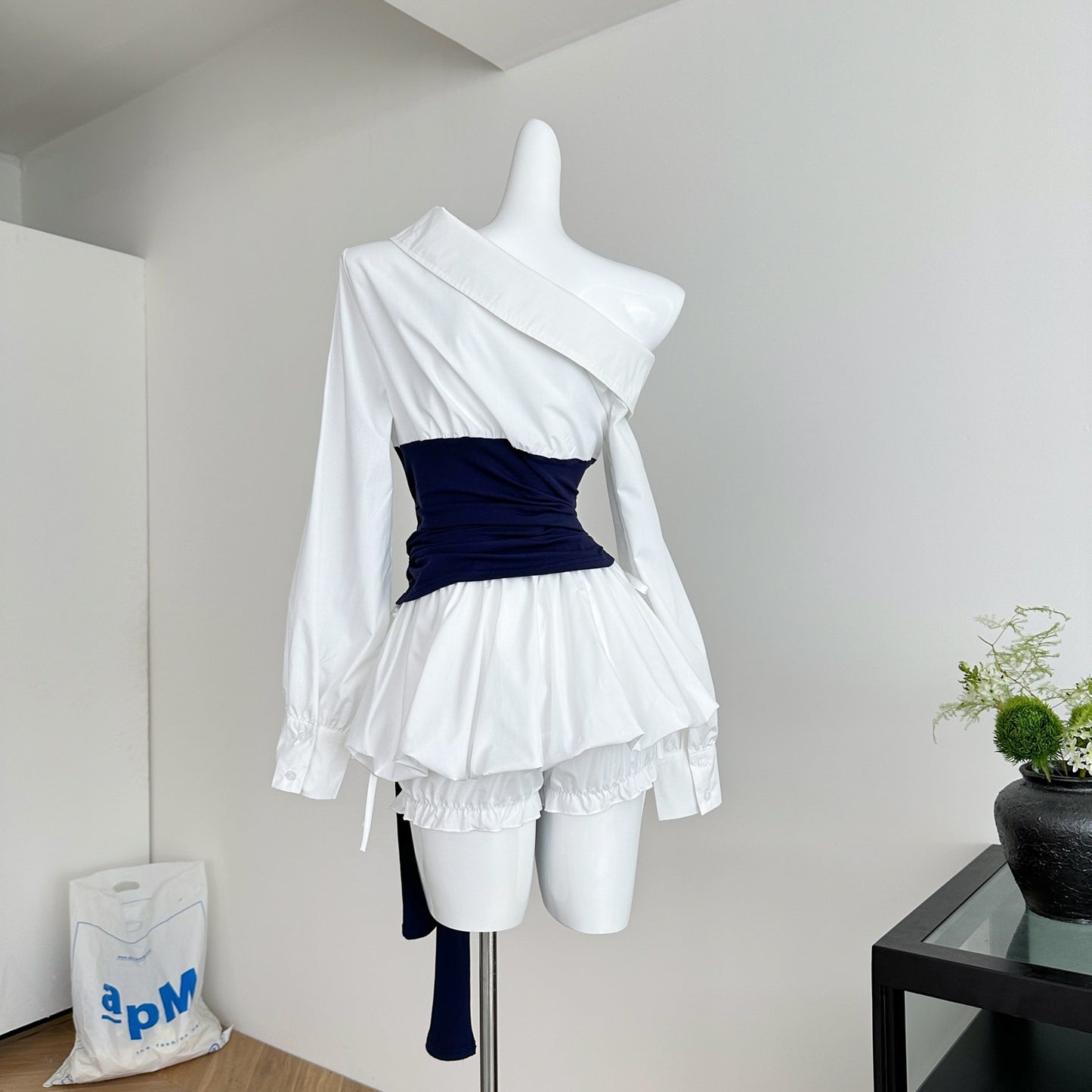 世京欧尼 韩系气质斜肩衬衫+半裙套装 Se-Kyung Unnie Korean-Style Off-Shoulder Shirt & Skirt Set