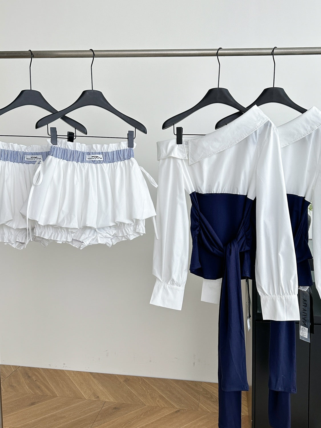 世京欧尼 韩系气质斜肩衬衫+半裙套装 Se-Kyung Unnie Korean-Style Off-Shoulder Shirt & Skirt Set