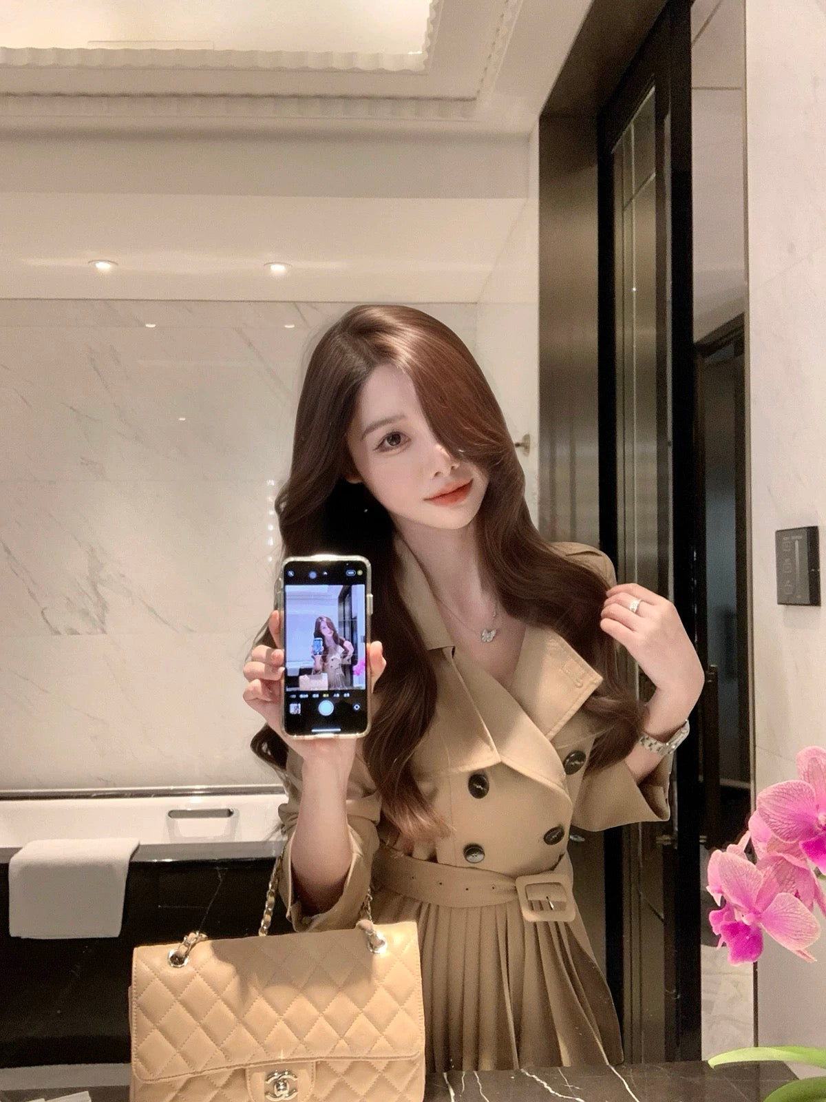 厅里厅气 秋冬性感风衣连衣裙 Elegant and Chic Autumn Trench Coat Dress with a Sexy Touch