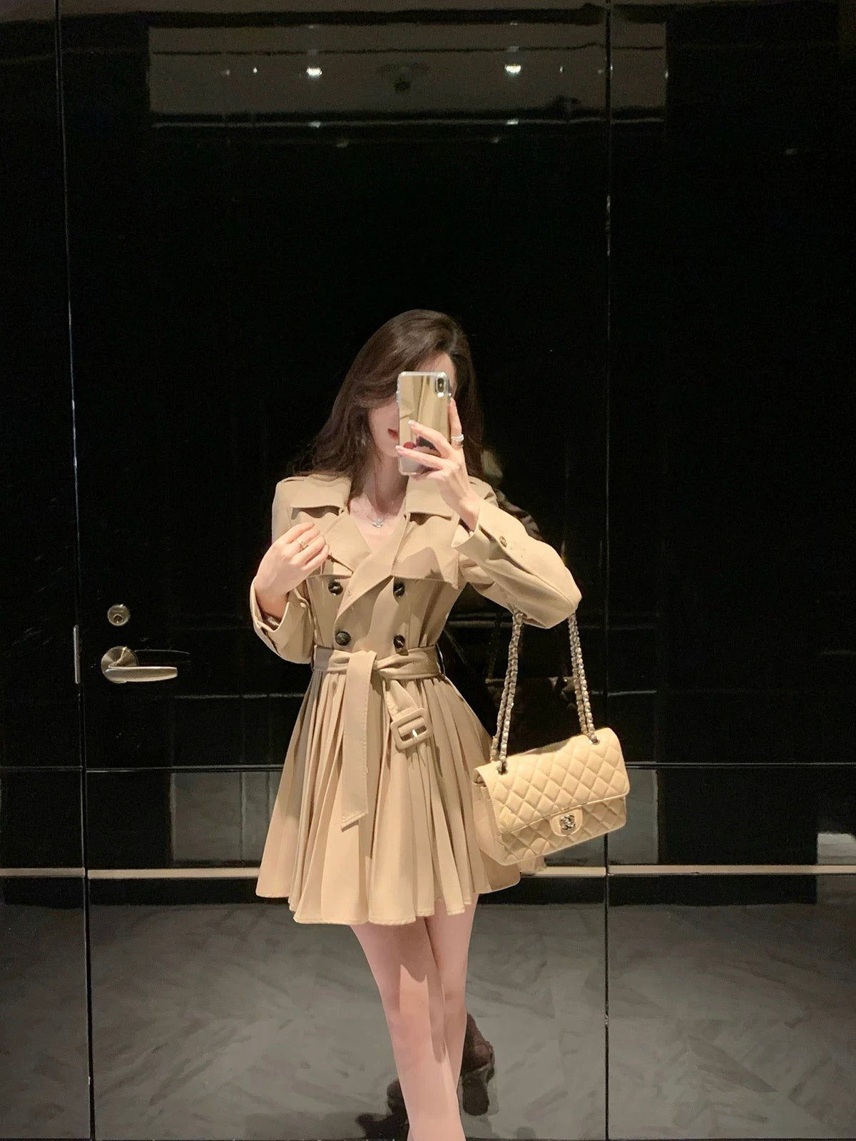 厅里厅气 秋冬性感风衣连衣裙 Elegant and Chic Autumn Trench Coat Dress with a Sexy Touch