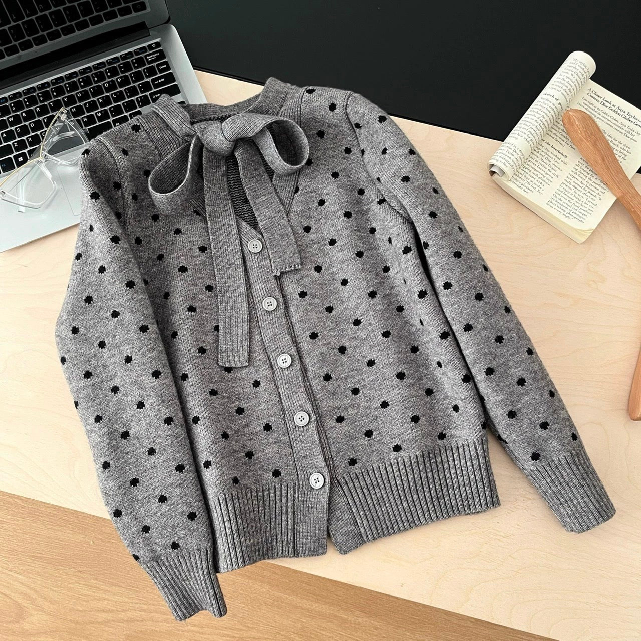 俏皮波妞 蝴蝶结灰色波点针织上衣 Playful Ponyo Bow Gray Polka Dot Knit Top
