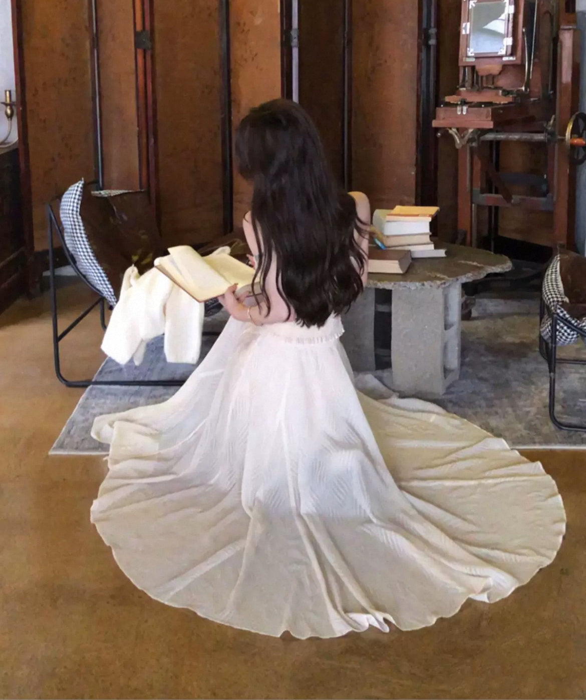黎香 串珠挂脖蕾丝上衣半裙套装 Lixiang Beaded Halter Lace Top and Skirt Set