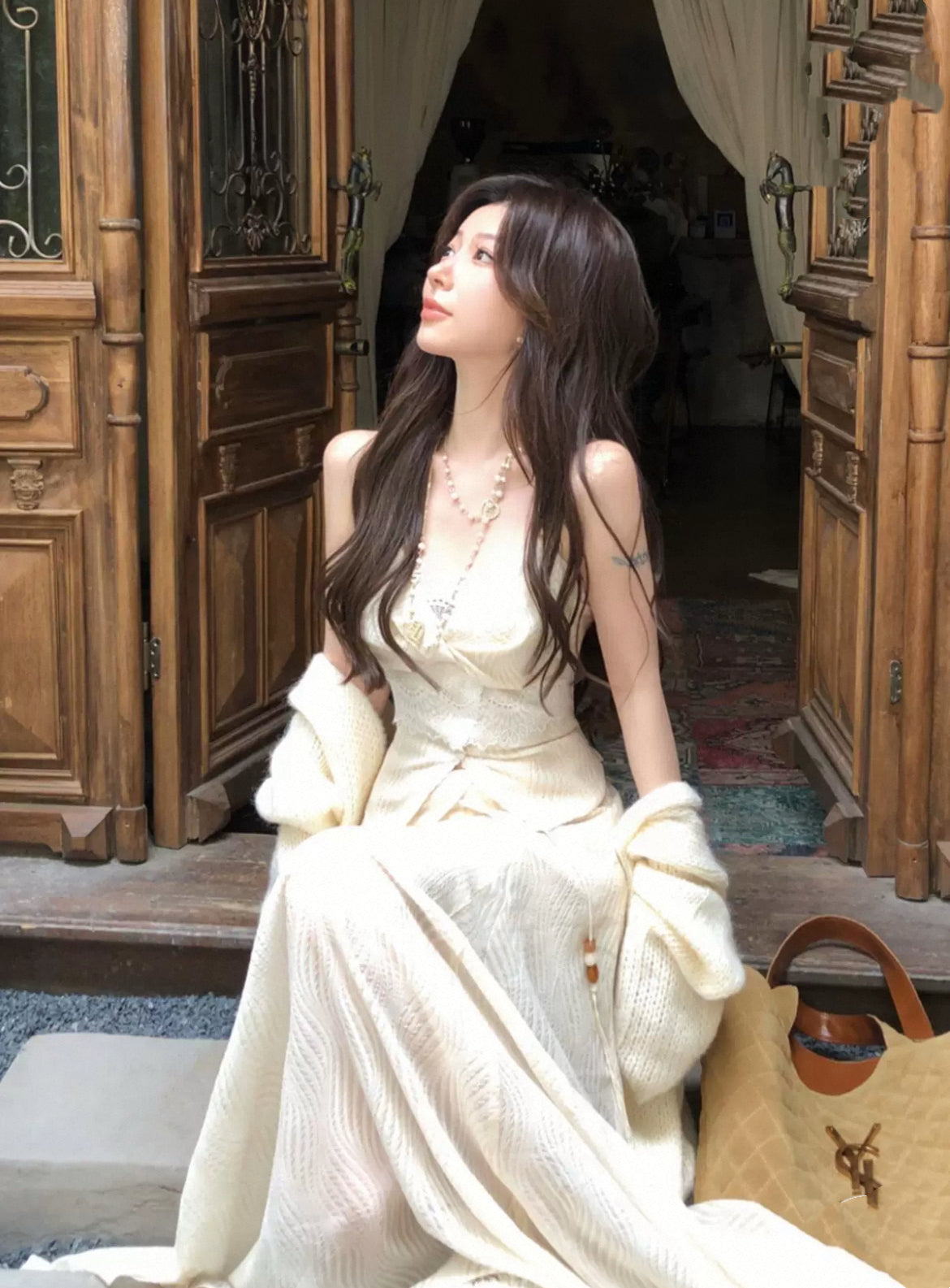 黎香 串珠挂脖蕾丝上衣半裙套装 Lixiang Beaded Halter Lace Top and Skirt Set