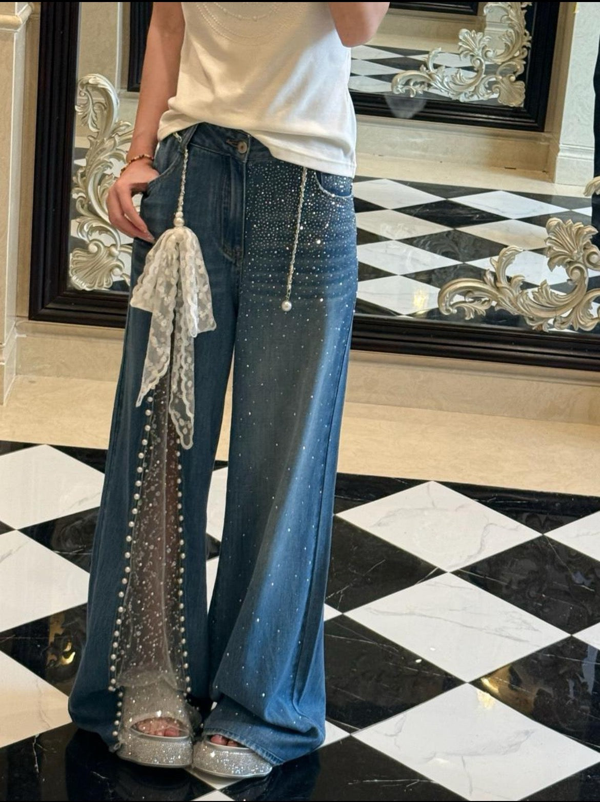 明玉纱依 亮钻珍珠高腰牛仔裤 Mingyu Shayi High-Waisted Jeans with Rhinestones and Pearl Embellishments