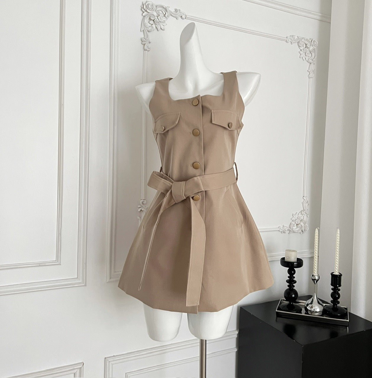 经典格调 气质风衣无袖连衣裙 Classic Style Sleeveless Trench Dress with Elegant Vibes