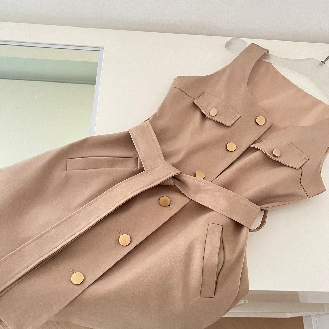 经典格调 气质风衣无袖连衣裙 Classic Style Sleeveless Trench Dress with Elegant Vibes
