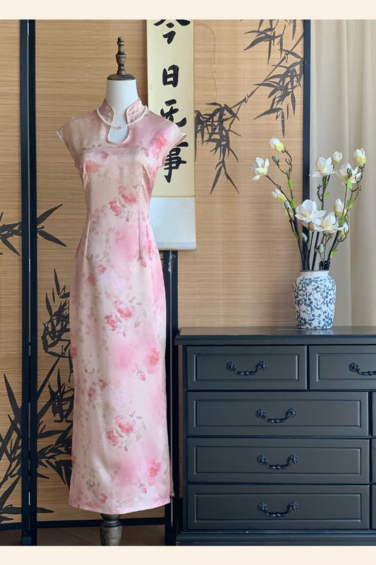 雾粉玫瑰 新中式粉色改良旗袍
Misty Pink Rose · Modern Chinese Pink Cheongsam