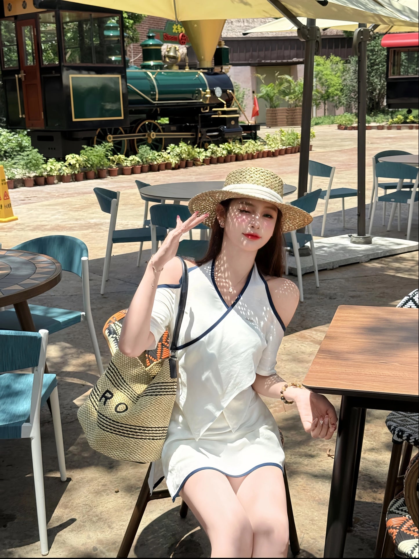 极简洋光 亚麻露肩上衣轻奢短裙套装 Minimalist Elegance Linen Off-Shoulder Top & Luxury-Style Skirt Set
