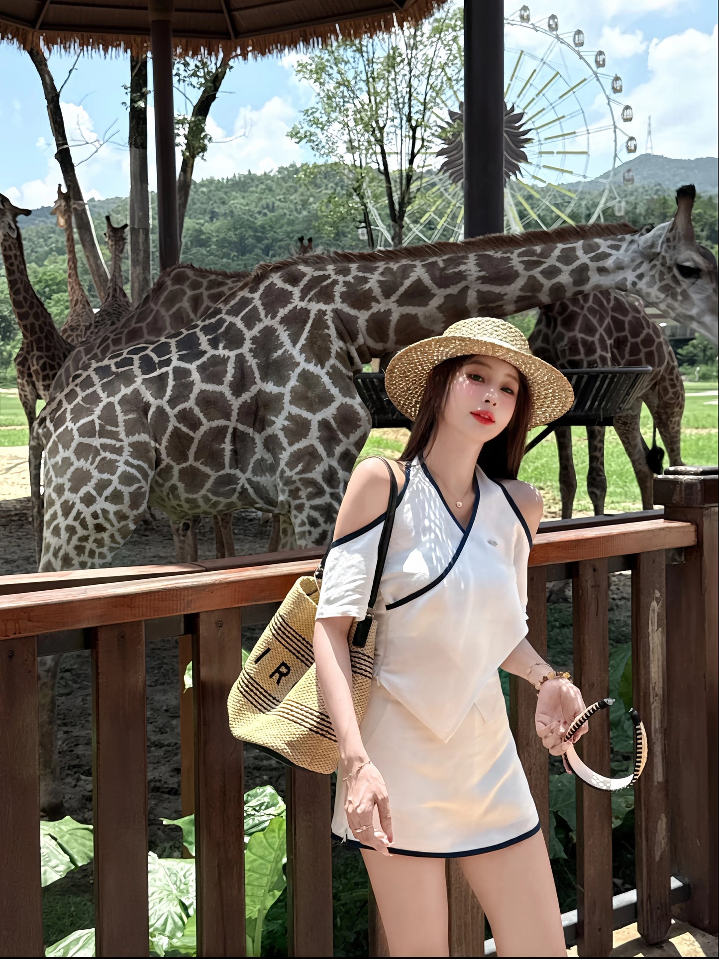 极简洋光 亚麻露肩上衣轻奢短裙套装 Minimalist Elegance Linen Off-Shoulder Top & Luxury-Style Skirt Set